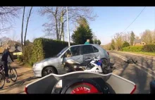 O! Motory jadą. A to sobie skręcę przed nimi Może wyhamują i mnie przepuszczą...