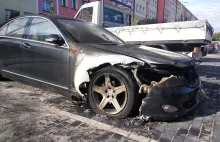 Ktoś w nocy podpalił luksusowego mercedesa. Akcja gaśnicza na parkingu |...