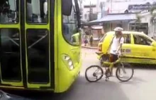 Rowerowy debil vs. Autobus