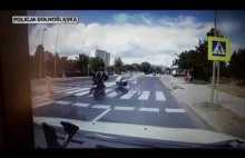 Motocyklista wjeżdża na przejściu w wózek z dzieckiem i ucieka.