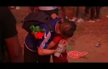 Portugalski chłopiec pociesza francuskiego kibica po przegranym meczu o ME