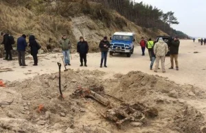 Wydobywają z plaży niemiecki Kübelwagen [ZDJĘCIA] | Strefa Historii