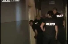 Policja wyciąga dziadka przez dziurkę od klucza