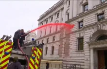 Budynek ministerstwa w Londynie oblany czerwoną farbą przez ekologów