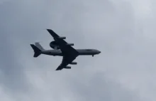 AWACS nad Wrocławiem. Samolot wczesnego ostrzegania NATO krąży po niebie.