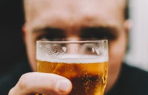 Piwo zwalcza ból głowy skuteczniej niż paracetamol.
