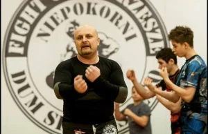 Właściciel klubu MMA stawił czoła agresorom, którzy dotkliwie pobili nastolatków