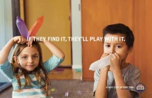 Dzieci bawiące się dildo i prezerwatywami: Kampania promująca bezpieczeństwo.