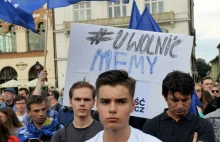 Internauci wyszli na ulice polskich miast. "#StopACTA2.0", "Ratujmy memy"