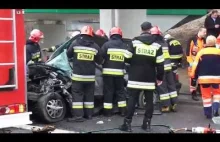 Straz pozarna wycina kierowce z BMW po wypadku na Wale Miedzeszynskim