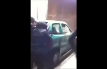 Zrzucenie samochodu ze schodów do metra