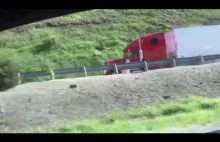 Ciężarówka z przegrzanymi hamulcami korzysta z rampy ratunkowej.