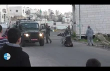 Izraelski żołnierz znęca się nad kaleką