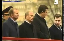 Wiktor Janukowicz częstuje cukierkiem Putina i Miedwiediewa