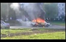 Potężna eksplozja samochodu podczas akcji gaśniczej