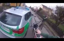 Niemiecki policjant w trakcie pościgu za motocyklistą robi to...