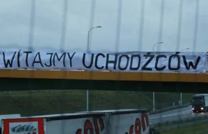 Transparent "witajmy uchodźców" na wiadukcie nad obwodnicą