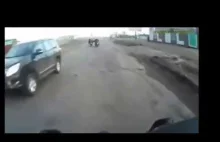 Idiota- Motocyklista popchnął innego motocyklistę na pędzący samochód