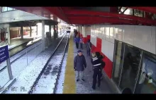 Kobieta z premedytacją popycha starszą panią na tory kiedy nadjeżdża pociąg