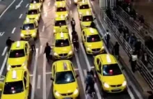 Postój taksówek na lotnisku Chongqing w Chinach.