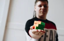 Z kostką Rubika robi cuda. Speedcubing: sport dla bystrzaków
