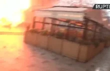 Płonąca ciężarówka eksploduje podczas demonstracji w Paryżu