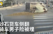 Motocyklista ucieka przed lawiną kamieni po dachowaniu wywrotki