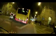 Kierowca MPK wpasowuje rowerzystę w krawężnik na pasie rowerowym!