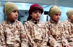 Chłopcy pojmani przez ISIS, zabijają swoich rodziców.