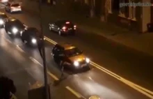 Po pijaku kopali jadące samochody w centrum Gorzowa [film]