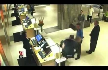 Policjant atakuje 60-latka po 16 sekundach rozmowy