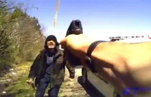 Mężczyzna krzyczy do policjanta żeby go zabił (nagranie z kamery osobistej)