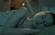 Na śpiącą Julię Kamińską tryska woda w reklamie społecznej. Pornografia?