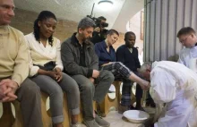 Obchody Wielkiego Czwartku: Papież umył nogi 11 imigrantom