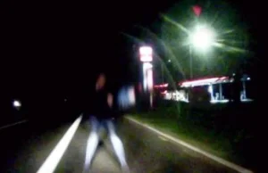 Szedł po drodze bez odblasków. Wjechał w niego samochód [WIDEO