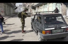 Izraelscy żołnierze chcą zasłaniać się palestyńskim autem z pasażerami.