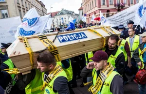 Po wielkiej manifestacji w Warszawie protest w policji trwa. Pójdą na L-4?