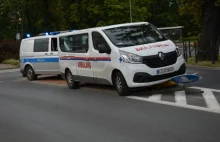 Żary. Pijany kierowca prowadził ambulans. Policjanci zakuli go w kajdanki