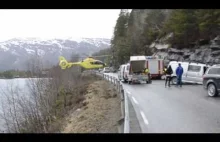 Helikopter balansuje nad barierą drogową w Norwegii