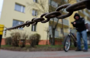 Ciężarna przewróciła się o łańcuch odgradzający parking i urodziła