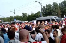 Chamstwo - kibic rosyjski pluje na Polaka Polska Rosja Euro 2012 Warszawa