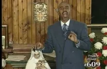 Czarnoskóry pastor niszczy młotkiem figurę Maryi w czasie mszy
