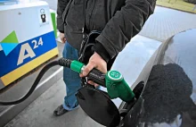 Statystyczny Polak za jedną wypłatę kupi 688 litrów benzyny, a Niemiec 1573 l