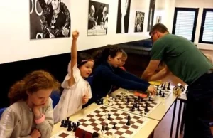 Sześciolatka wygrała z szachowym arcymistrzem. "Po prostu była lepsza"