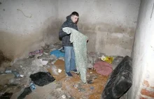 W samym centrum Łodzi bezdomni mieszkają w podziemiach pod klubem