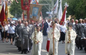 Parafie będą odpowiedzialne za czystość po procesji. Księża: To oburzające!