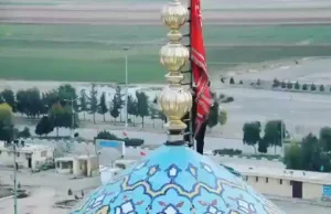Iran idzie na wojnę. „Flaga Zemsty” po raz pierwszy na świętym meczecie
