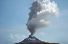 Nagły wzrost aktywności wulkanu Anak Krakatau. Czujniki sejsmiczne szaleją