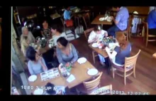 Mała czarna złodziejka kradnie Iphone-a z restauracji