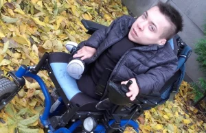 Utalentowany niepełnosprawny klawiszowiec ze Sławy zbiera na wózek elektryczny.